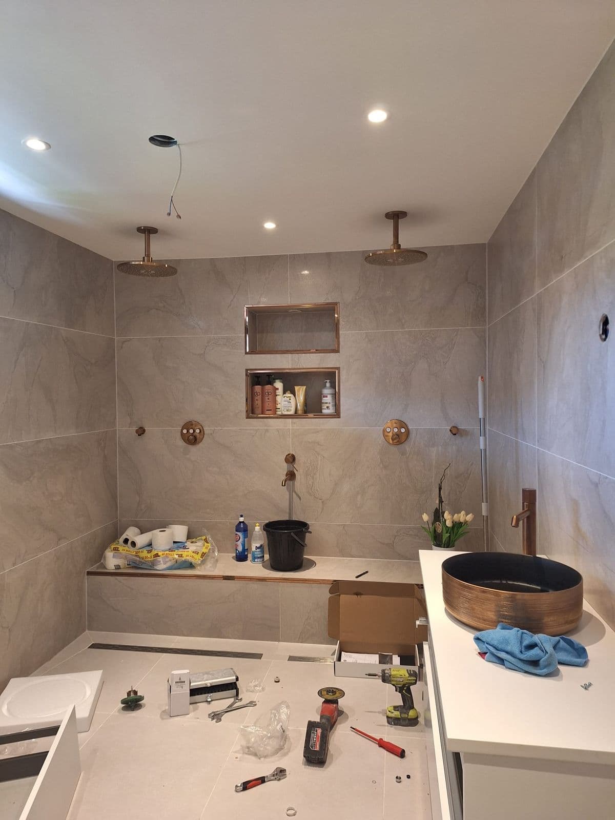 Luxe badkamer met dubbele regendouche in goud