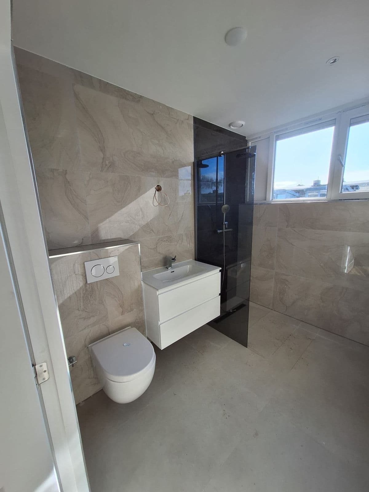 Badkamer met rookglas douchewand